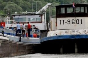 Slavonski Brod, 25. svibnja 2011. - riječni tanker 'Siscia' koji prevozi naftu uspješno je odsukan i izvučen na plovni put bez oštećenja i onečišćenja okoliša